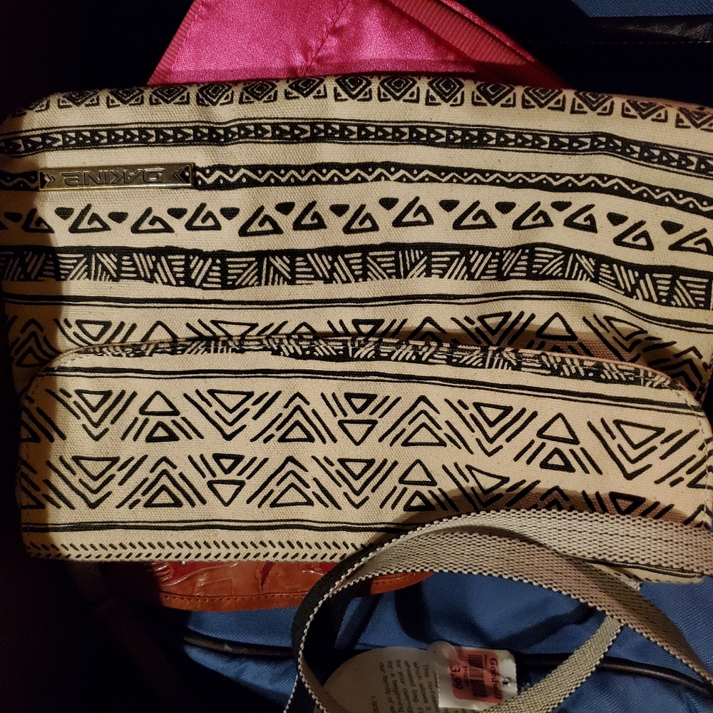Dakine crossbody purse